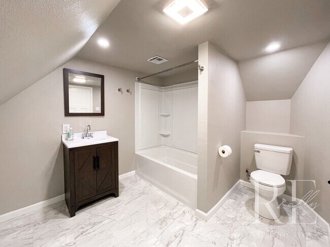 Building Photo - 3BR Bremerton Home with Vintage Charm & Mo...