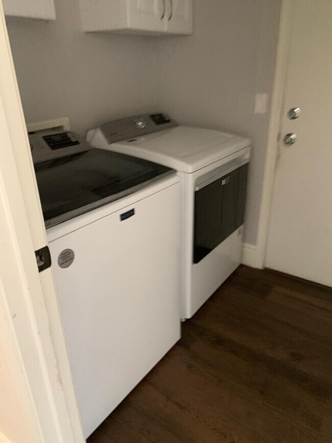 Building Photo - Beautiful Single-Level 3-Bedroom with Priv...