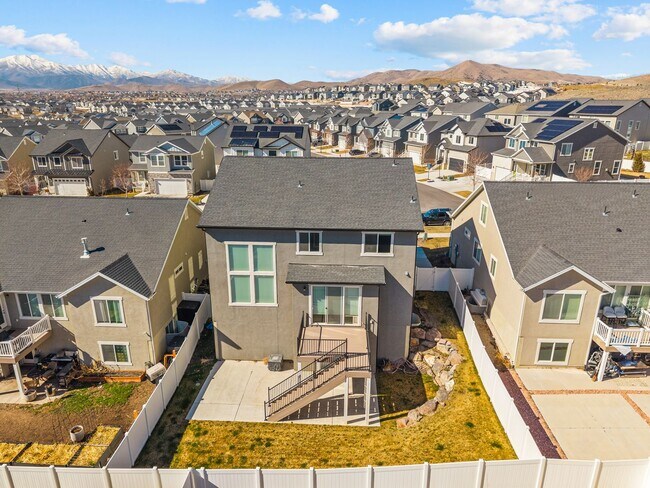 Building Photo - 5 Bed / 3.5 Bath Home in Saratoga Springs – Spacious Living Near Utah Lake