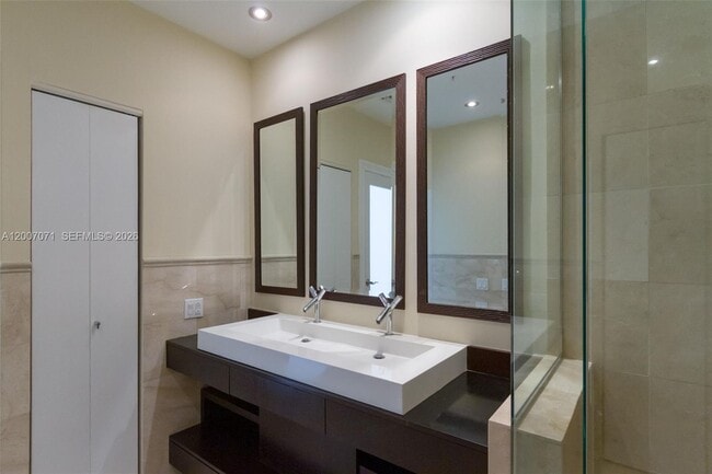 Building Photo - 888 Brickell Key Dr