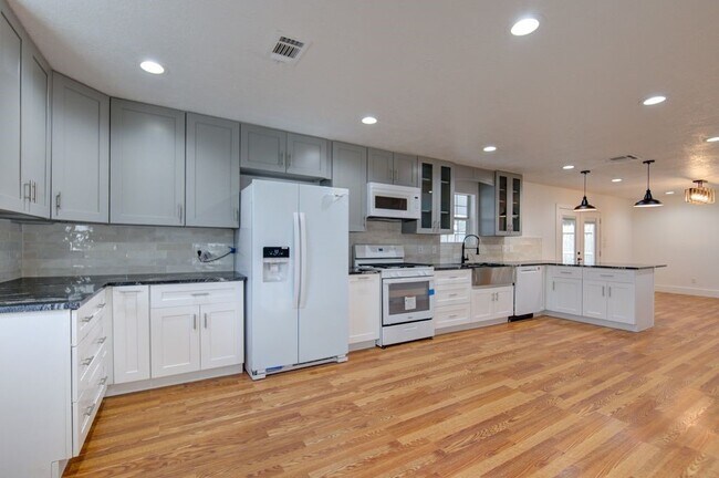 Building Photo - 19403 Lake Hollow Ln