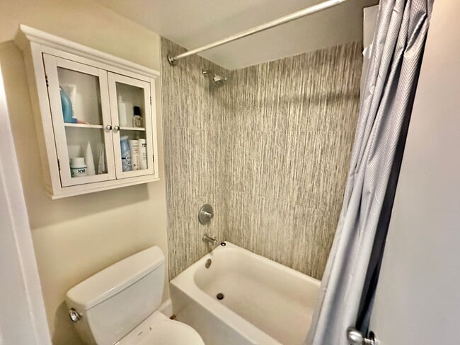 Building Photo - Dupont's Tree Lined Church Street 2 bedroom/1Bath Condo with Deck and Parking!