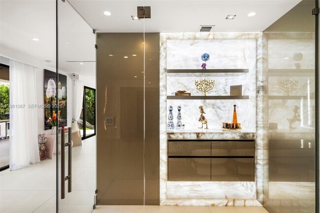 Building Photo - 710 S Shore Dr