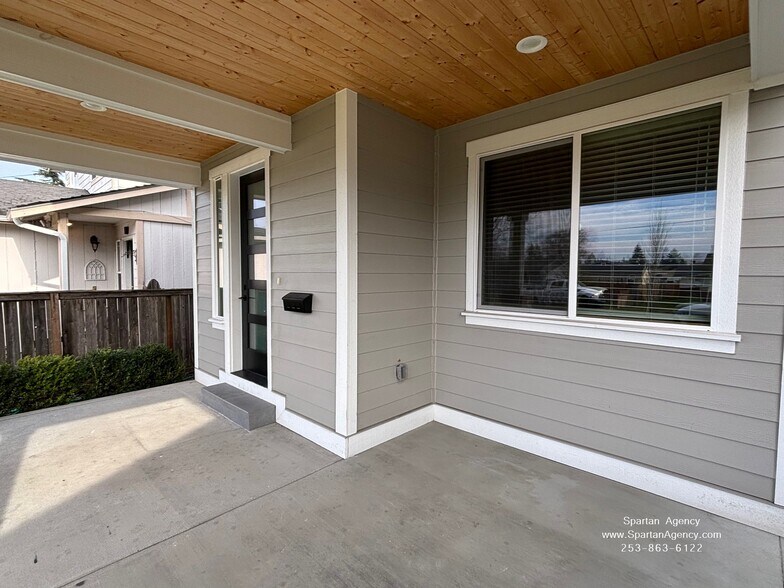 Building Photo - 507 15th St SE