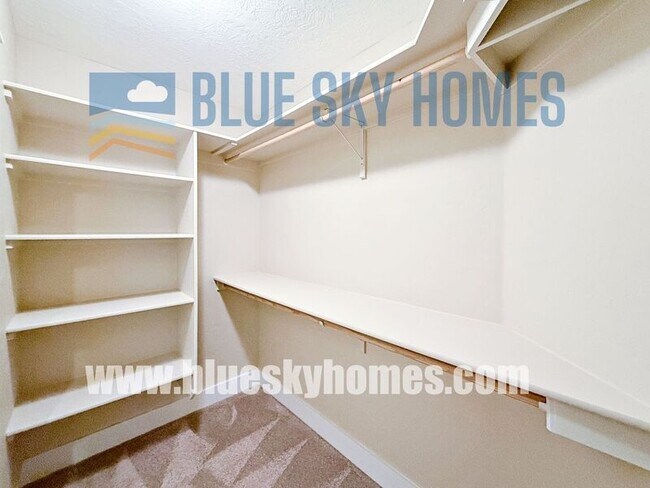 Building Photo - 5678 N Armstrong Ave