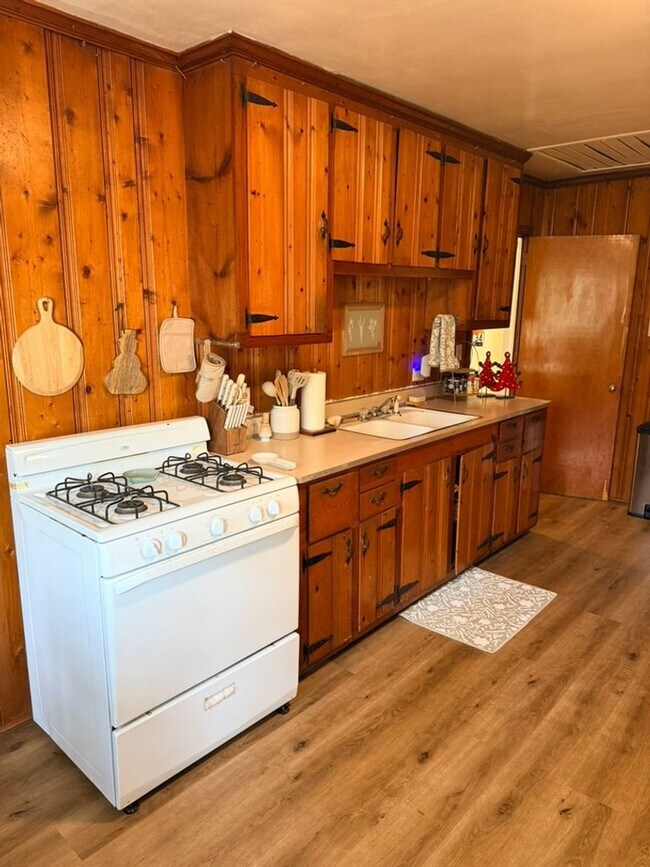 Building Photo - 232 W Chewacla Dr