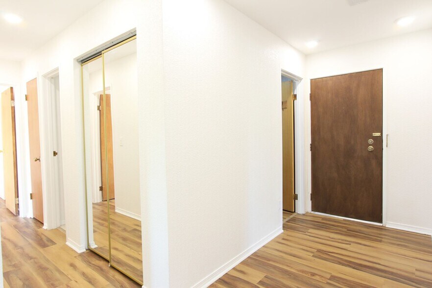 Building Photo - 600 Manhattan Dr