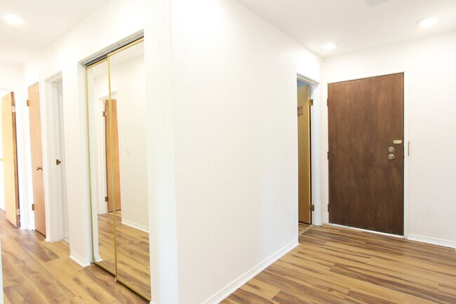 Building Photo - 600 Manhattan Dr