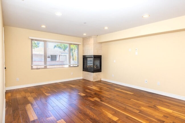Building Photo - Beautiful 3 br/3.5ba Townhome in Pacific Beach Just Blocks to Crown Point Shores!