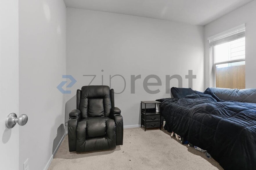 Building Photo - 1421 SW Pendleton Way