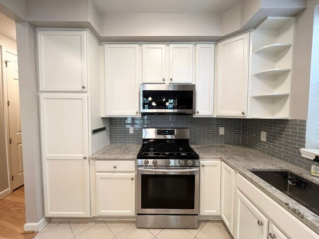 Building Photo - Spacious 2BD, 2BA Condo in a Prime Locatio...