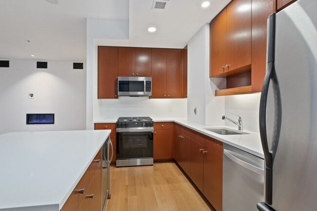 Building Photo - Exquisite 1BD/1.5BTH Condo Unit in the Pea...