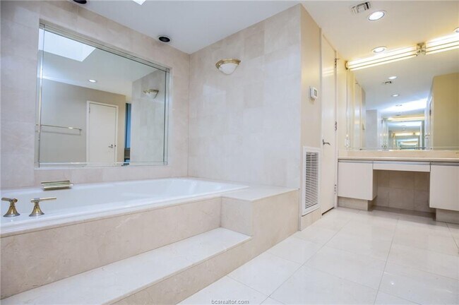 Building Photo - 45 Briar Hollow Ln