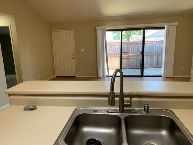 Building Photo - Ready for Move In! Townhome in Brentwood G...