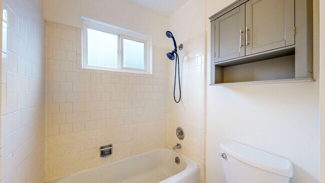 Building Photo - 3 Bedroom 2 Full Bath with Private Yard and 1 Car Garage !