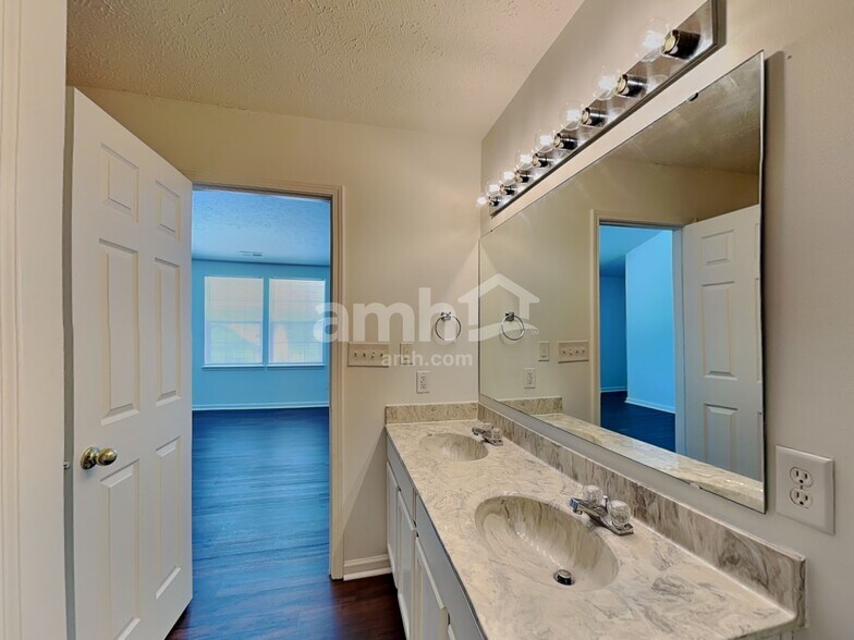 Building Photo - 2328 Salem Park Dr