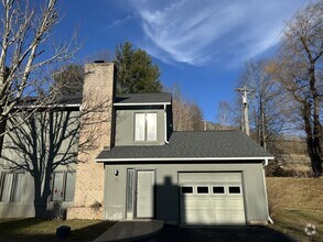 Building Photo - Quiet, Residential Townhome Community righ...