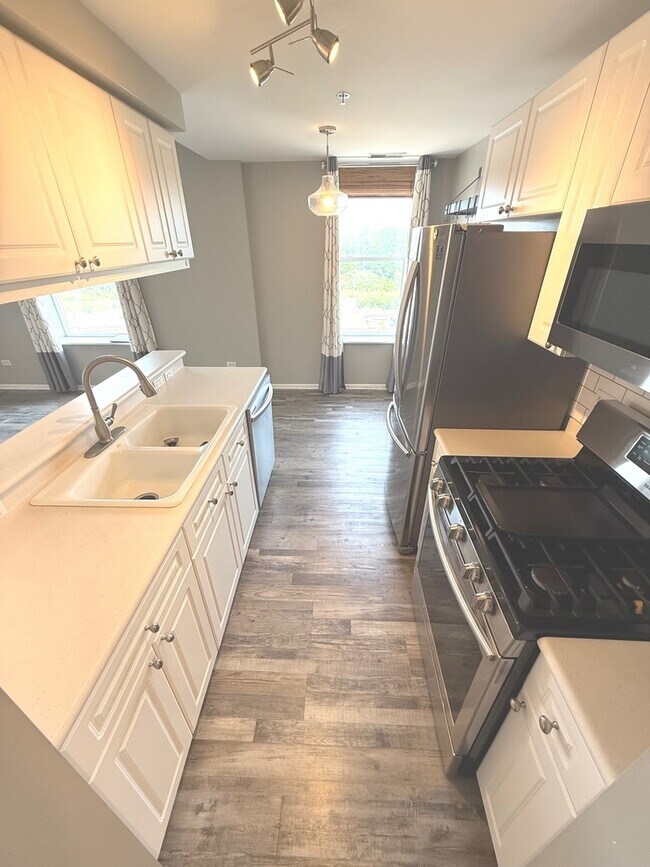 Building Photo - 400 Village Cir