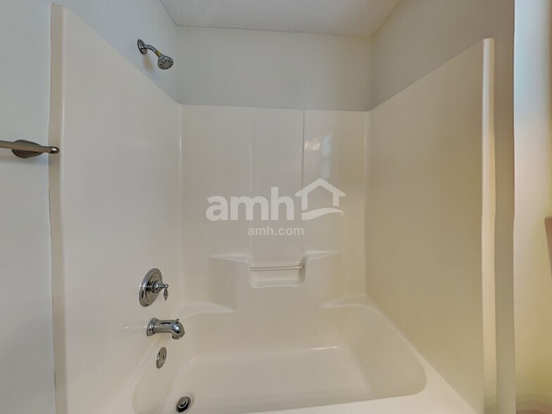 Building Photo - 145 Summit Point Dr