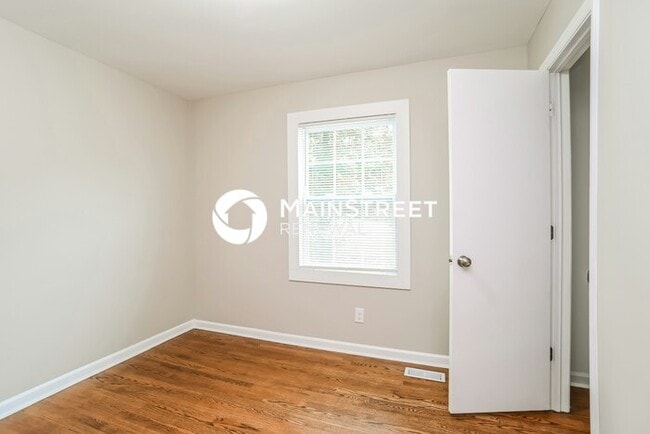 Building Photo - 4 Bedroom Pet-Friendly Home in Charlotte, NC with Main Street Renewal