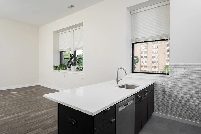 Building Photo - Amazing One Bedroom Unit