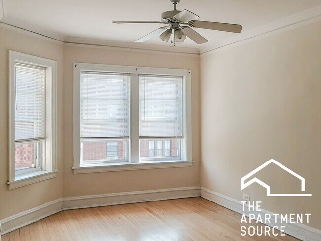 Building Photo - 2202 W Foster Ave