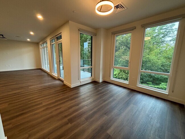 Building Photo - Southwest Corner Stunner at One25 – Lake V...