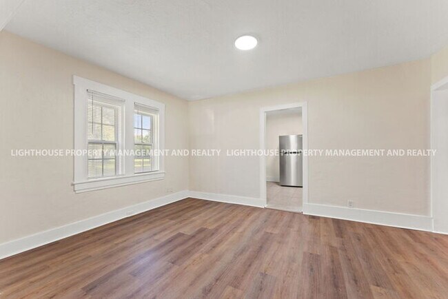 Building Photo - Charming 3x2 Bungalow