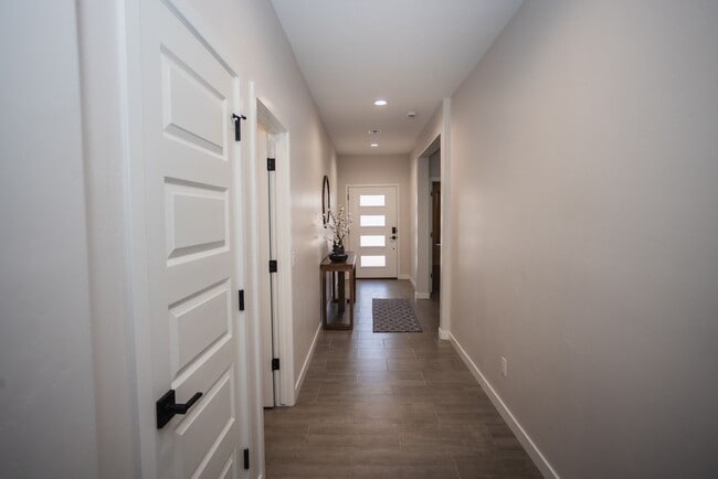 Building Photo - VR - 881 Pueblo Dr