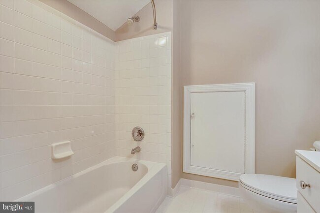 Building Photo - 707 Hawkins Way