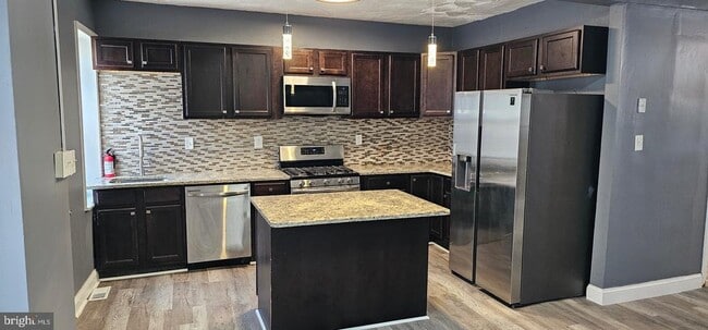 Building Photo - 1221 Poplar Grove St