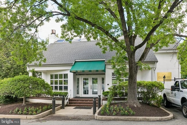 Building Photo - 1740 Oakwood Terrace