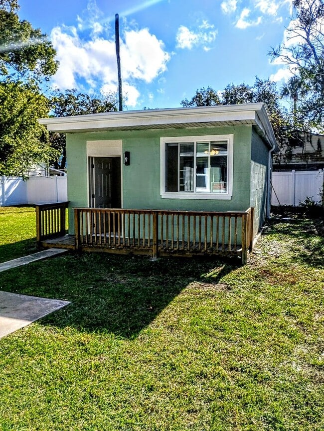 Building Photo - Studio Bungalow in Daytona Beach