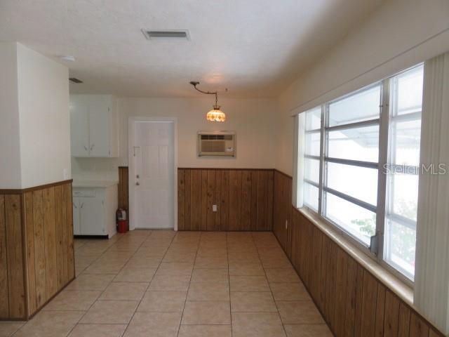 Building Photo - 2204 20th Ave W