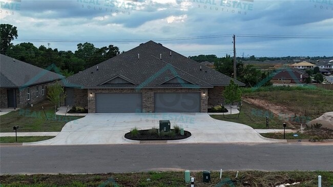 Building Photo - 4 Bedroom Rental w/2 car garage