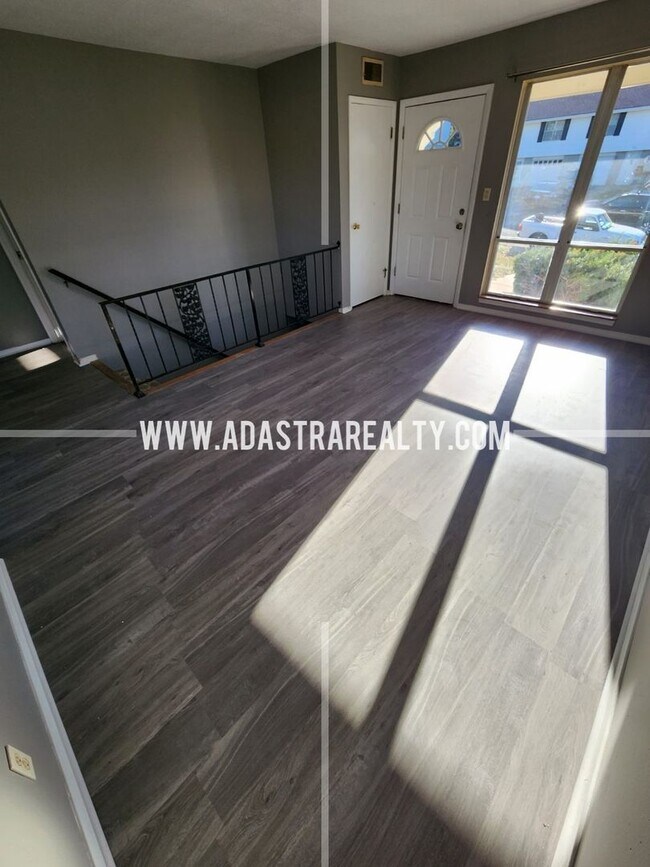 Building Photo - Awesome 2 Bedroom Duplex in Overland Park-Available in APRIL!!