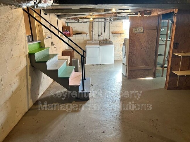 Building Photo - 127 College Cir