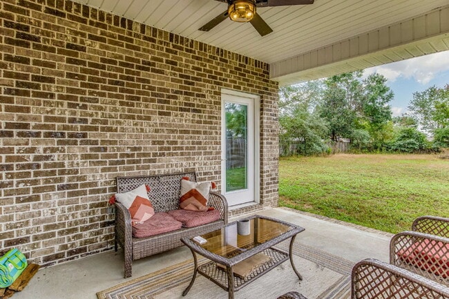 Building Photo - This beautifully maintained 3-bedroom, 2-bathroom residence offers the perfect blend of comfort, ...