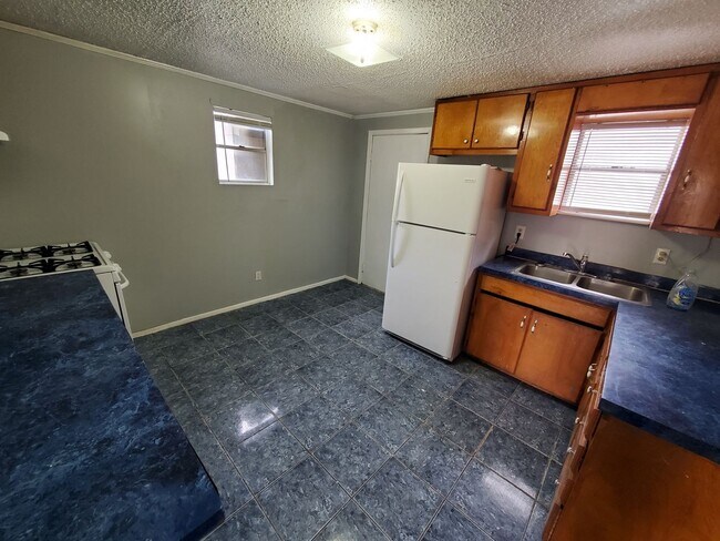 Building Photo - Newly Rehabbed 3 Bedroom 1 Bath COZY Home!!!!