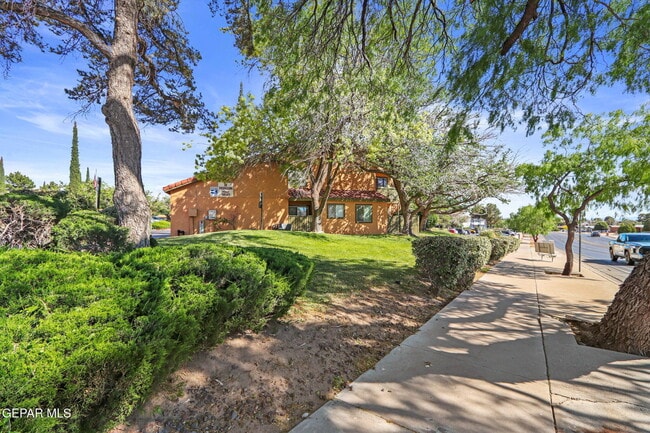 Building Photo - 1644 Lomaland Dr