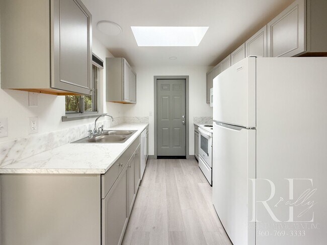 Building Photo - Bright 3BR Home on Amelia Ct | LVP Floors,...