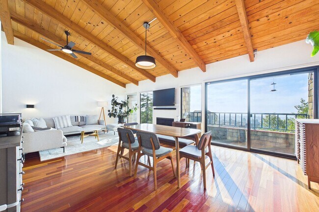 Building Photo - Rarely available Redwood Heights townhome with sweeping views of Oakland and San Francisco.