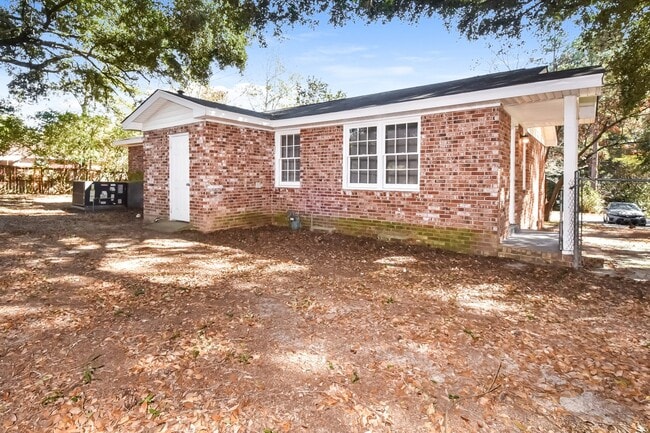 Building Photo - 1827 Beckley Dr