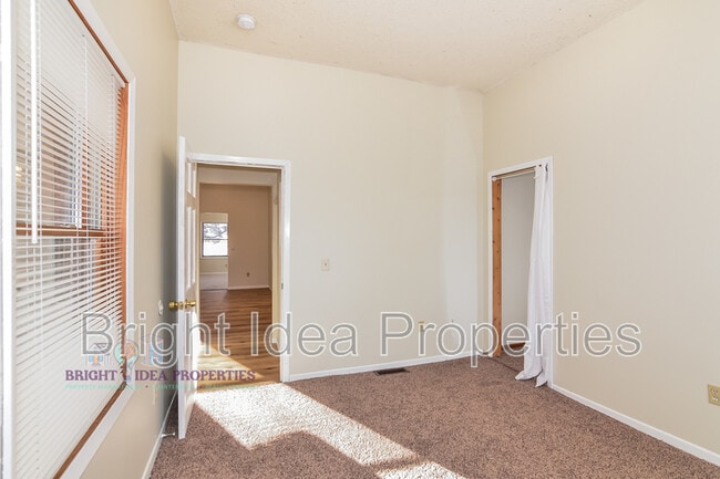 Building Photo - 863 Clark St N