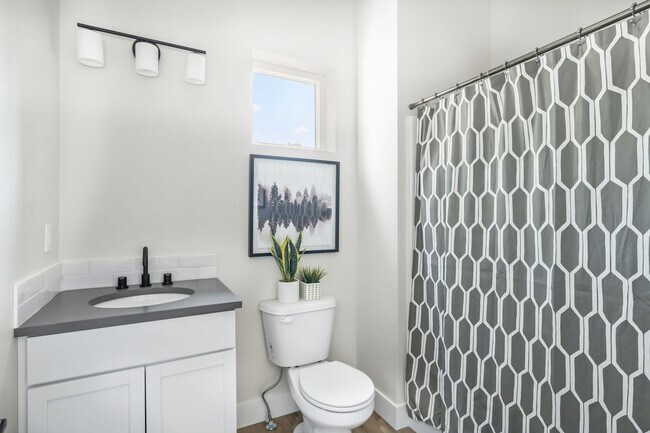 Building Photo - New 2 Bed/1 Bath Duplex Apartment with Two...