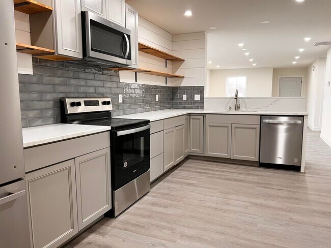 Building Photo - 1218 N Apperson Way