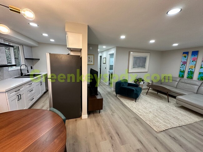 Building Photo - Updated 2-Bedroom Unit on one level that i...