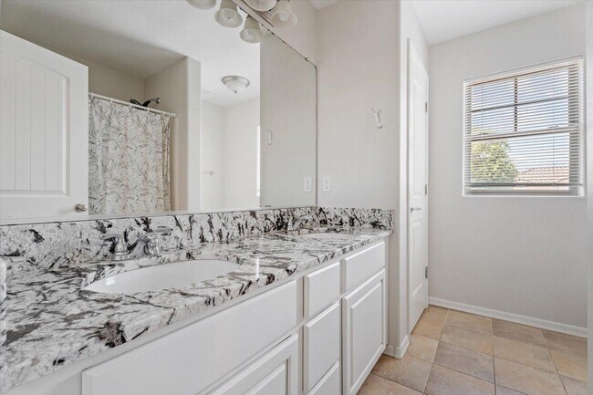 Building Photo - 1423 S Newberry Ln