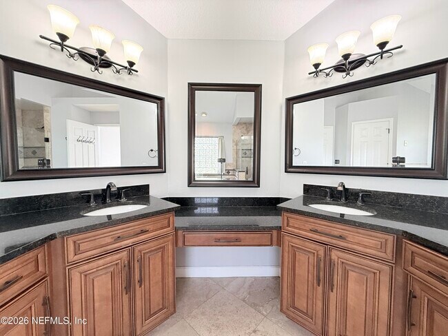 Building Photo - 11411 Kingsley Manor Way