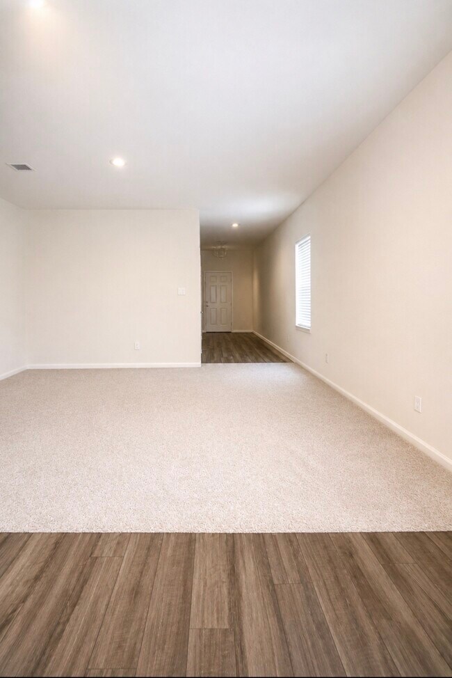 Building Photo - 10127 California Lily Ln